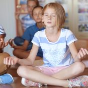 Für Lehrerinnen und Erzieher: Körperorientierte Achtsamkeit mit Kindern üben