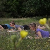 Freiluftsaison naht: Dünen-Yoga fürs Osternest
